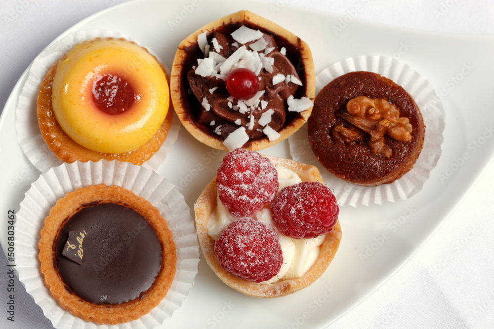 Petits Fours, kleine Kuchen auf Servierplatte