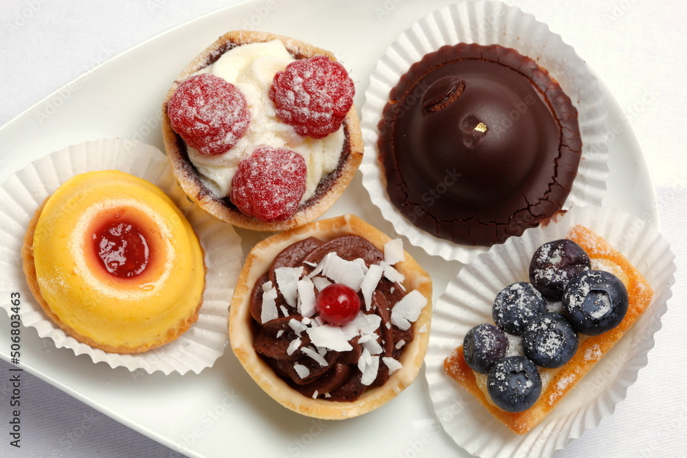 Petits Fours, kleine Kuchen auf Servierplatte
