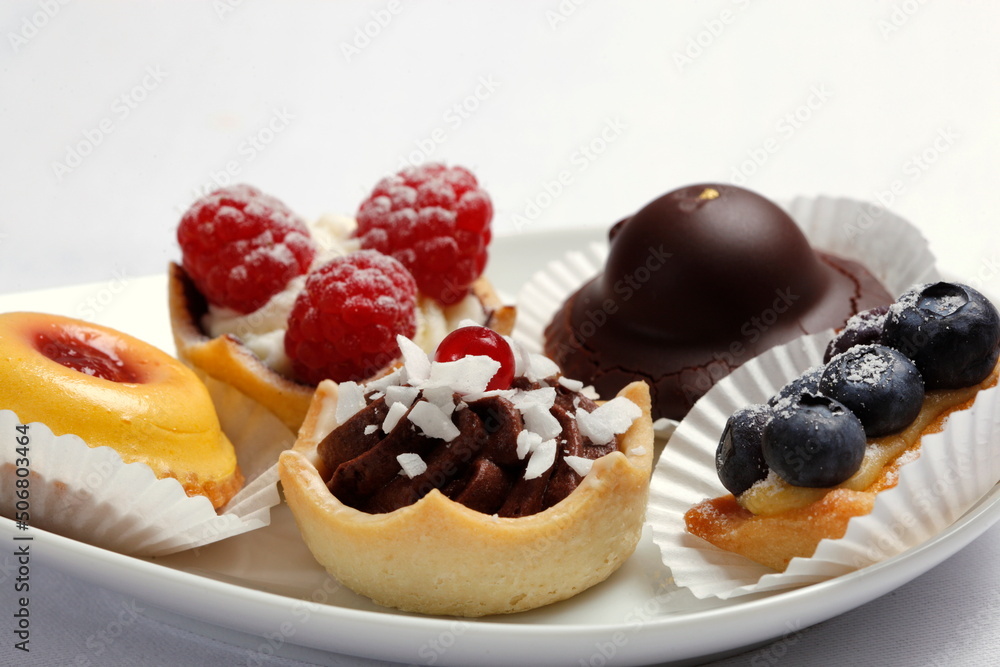 Petits Fours, kleine Kuchen auf Servierplatte