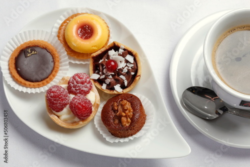 Obraz na płótnie Petits Fours, kleine Kuchen auf Servierplatte, Tasse Kaffee w salonie