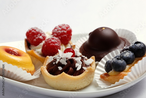 Obraz na płótnie Petits Fours, kleine Kuchen auf Servierplatte w salonie