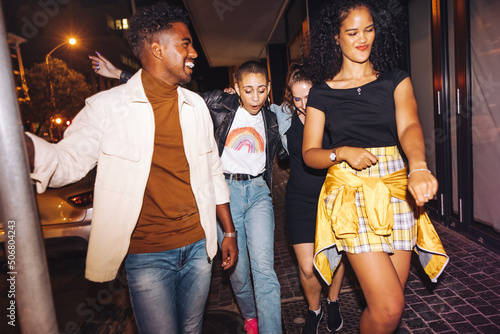Photos Group of friends dancing happily in the city