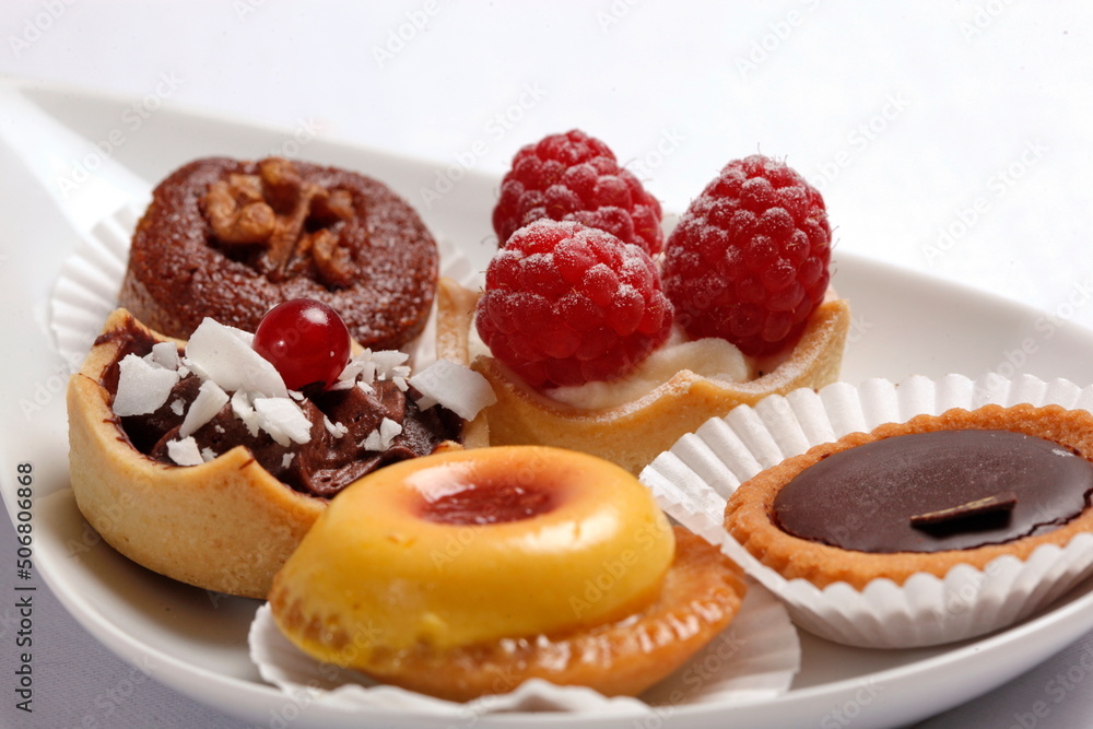 Petits Fours, kleine Kuchen auf Servierplatte