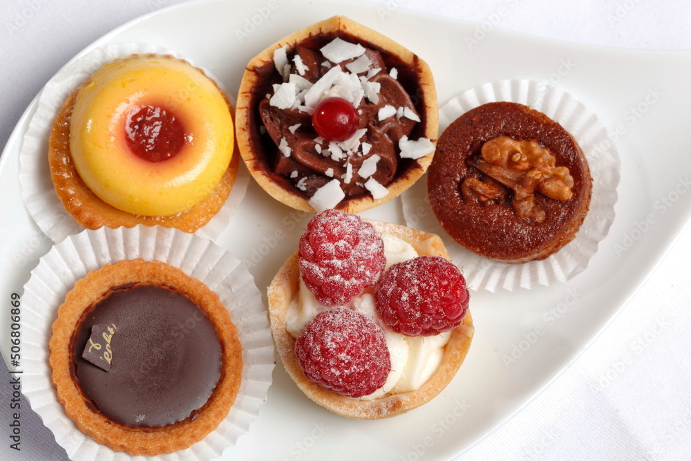 Petits Fours, kleine Kuchen auf Servierplatte