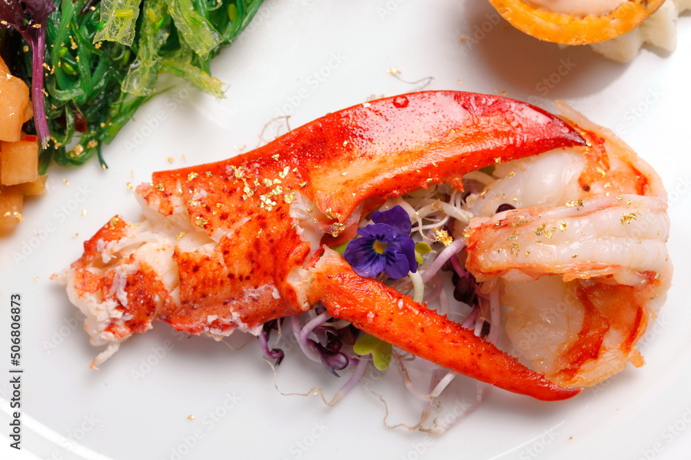 Hummerschere mit Blattgold und Algensalat