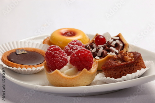 Petits Fours, kleine Kuchen auf Servierplatte