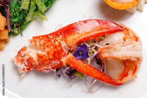 Obraz na płótnie Hummerschere mit Blattgold und Algensalat w salonie