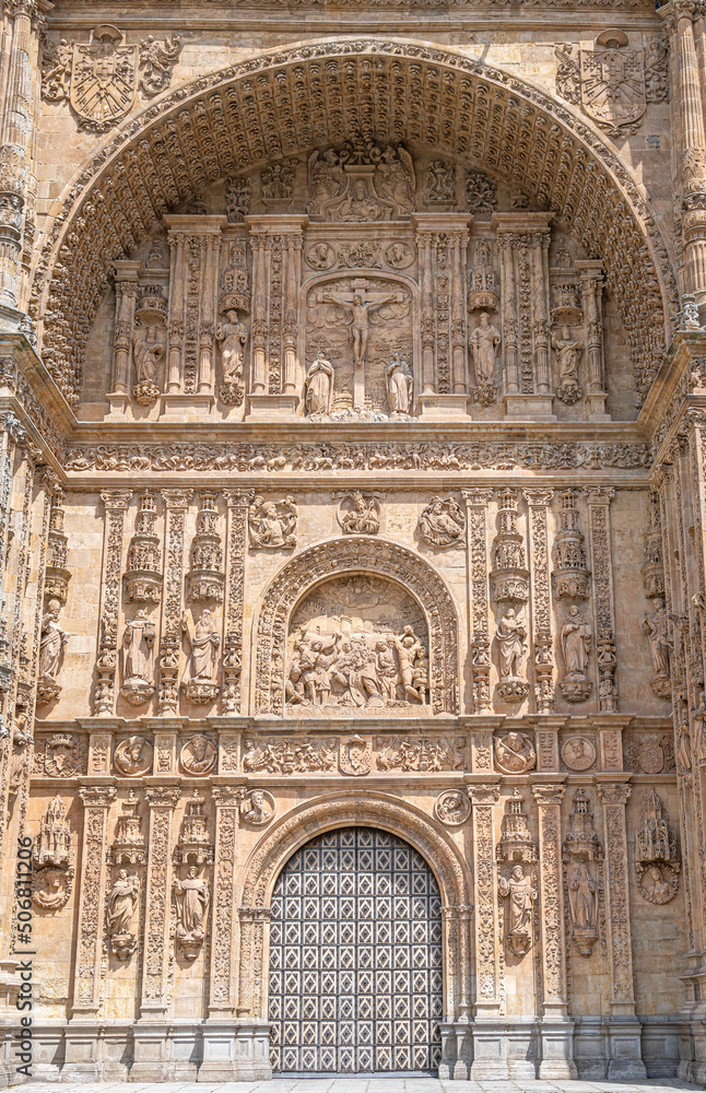 fachada iglesia del convento monasterio de san Esteban de estilo gótico tardío y plateresco siglo XVI en Salamanca, España