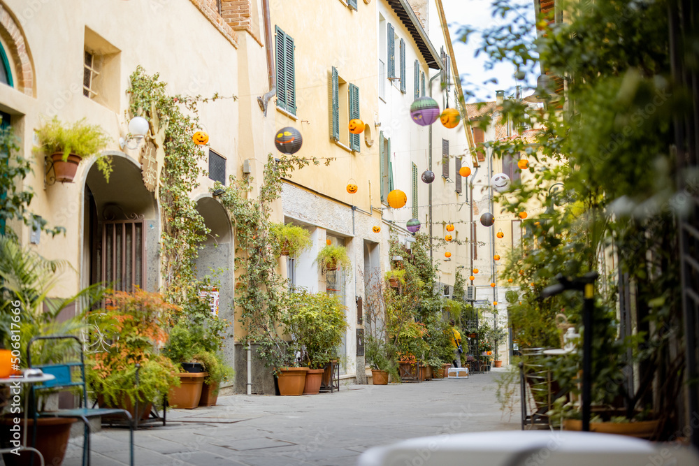 Obraz premium Beautifully landscaped narrow street in the old town of Grosseto, in Maremma region of Italy. Cozy city view of the old Italian town