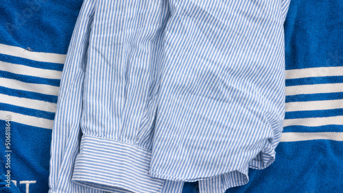 Wallpaper Mural Camisa de rayas azul y blanca sobre toalla azul con rayas blancas Torontodigital.ca