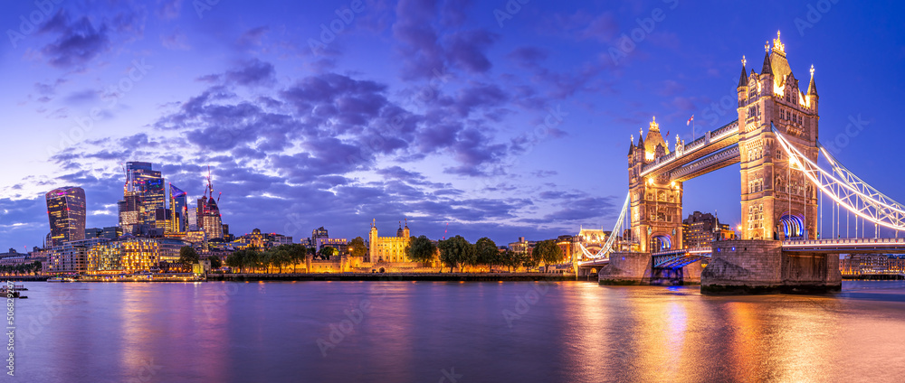 panoramic view at the skyline of london after sunrise, united kingdom - obrazy, fototapety, plakaty 