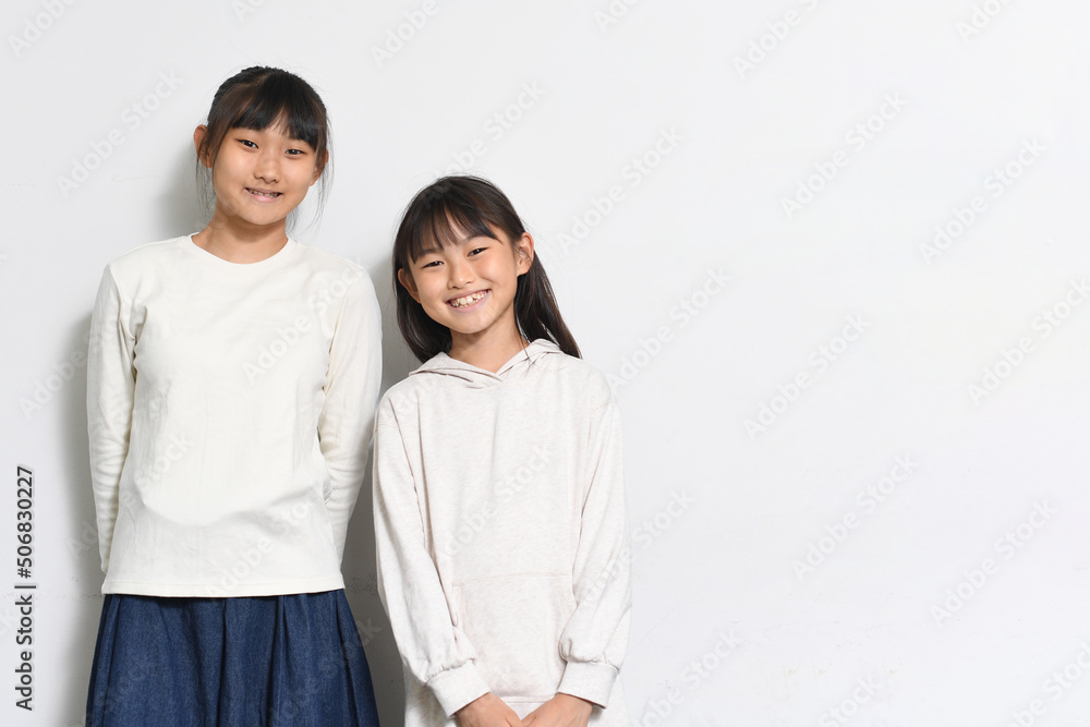 小学生の女の子達（カメラ目線）