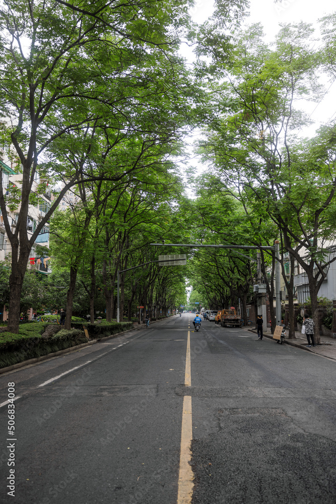 Obraz premium May 25th, 2022 - China, Shanghai, Jingan, Covid 19 Lockdown. The city is slowly opening back up, some areas are getting passes to exit their compounds. The passes vary from 2h-12h.