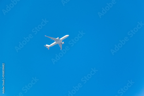 青い空を飛ぶ白い飛行機
