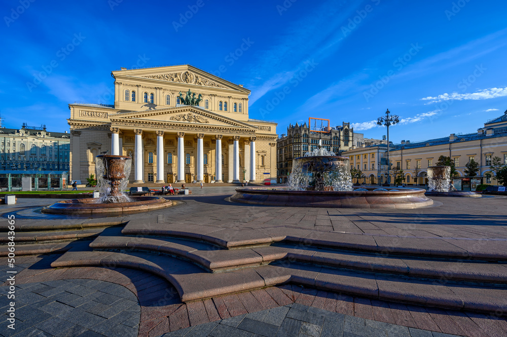 Obraz premium View of Moscow Bolshoi Theatre (Big Theatre) and Fountain in Moscow, Russia. Moscow architecture and landmark, Moscow night cityscape