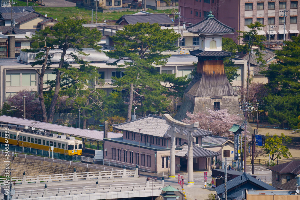 琴平公園から望む高灯籠や琴電琴平駅(香川県琴平町)