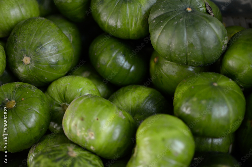 Zapallito de tronco o zapallito verde en puesto de venta de verduras Zapallito de tronco o zapallito verde en puesto de venta de verduras