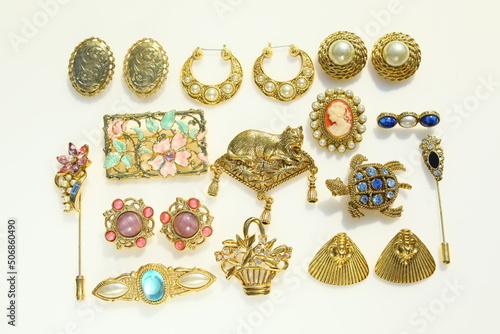 Vintage brooch lot collection costume jewelry fashion accessory