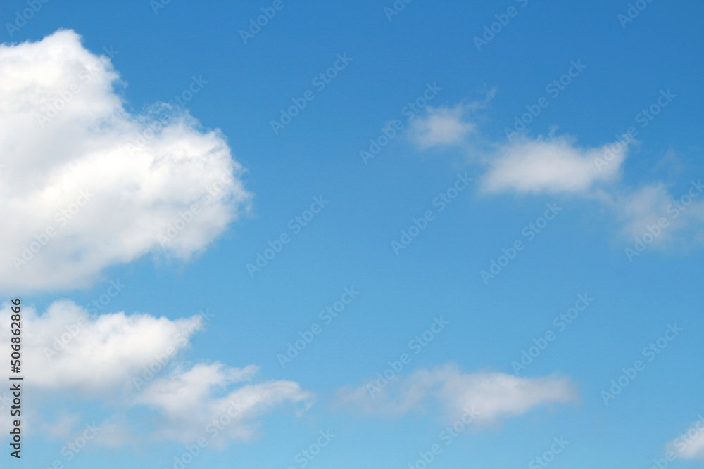 複数の白い雲と初夏の青空 複数の白い雲と初夏の青空