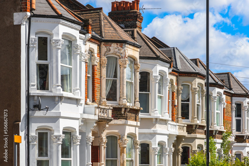 Obraz na plátně A row of typical English terraced houses in London