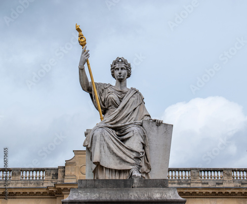 Statue représentant la Loi devant l'assemblée nationale française à Paris photo