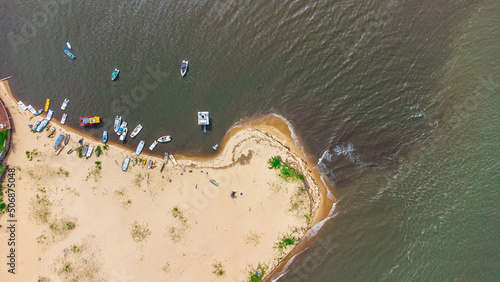 Ilha de Santo Aleixo em Pernambuco é um espetáculo de belezas naturais. Com origem vulcânica, praias com mar transparente e calmo.


 photo