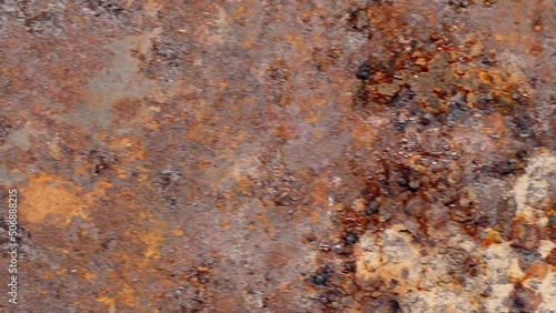 Makroaufnahmen von Rost auf einer Eisenoberfläche. Oxidierte Metallpatte Kamerafahrt links nach rechts