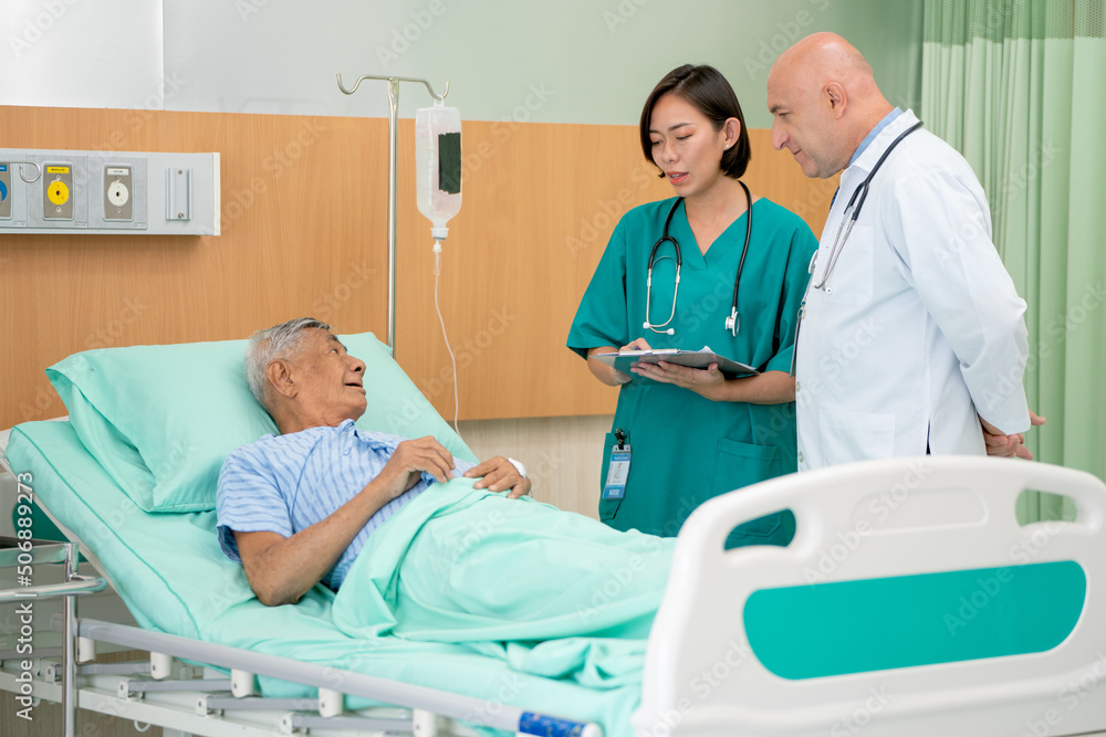 Obraz premium Caucasian doctor and Asian nurse talk with elder patient and also explain the way of treatment in hospital.