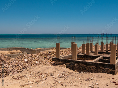 Canvas-taulu Construction of apartment buildings and hotels on the seashore