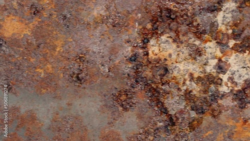 Nahaufnahme von Rost auf einer Eisenoberfläche. Oxidierte Metallpatte Kamerafahrt links nach rechts