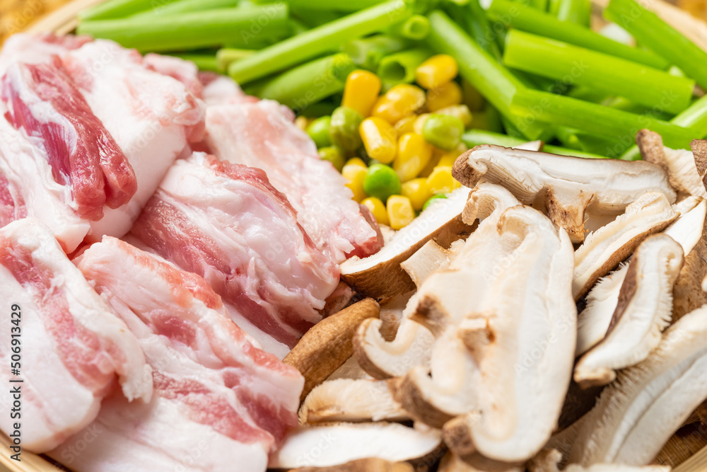 Sichuan-style home-cooked vegetables - fried pork with mushrooms