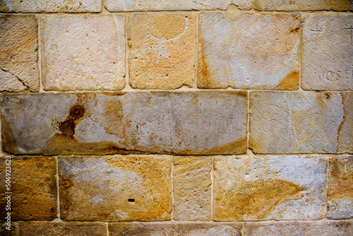 Muro de bloques de piedra caliza