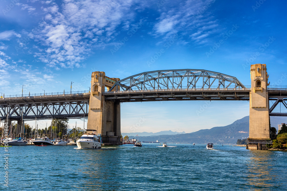 Fototapeta premium Burrard Street Bridge in Vancouver