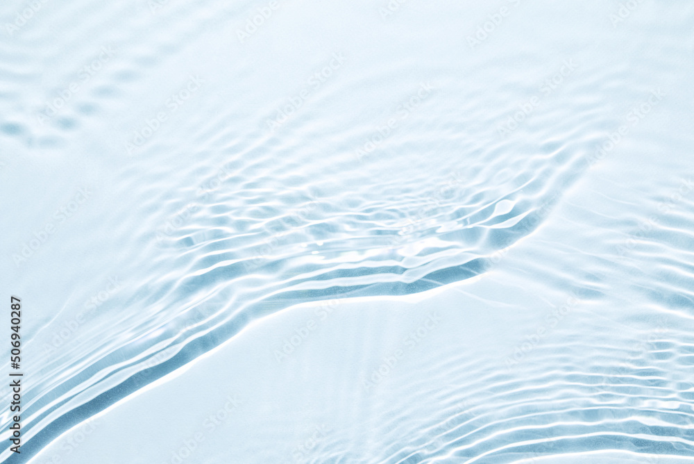 The texture of water on a blue background in bright sunlight. - obrazy, fototapety, plakaty 