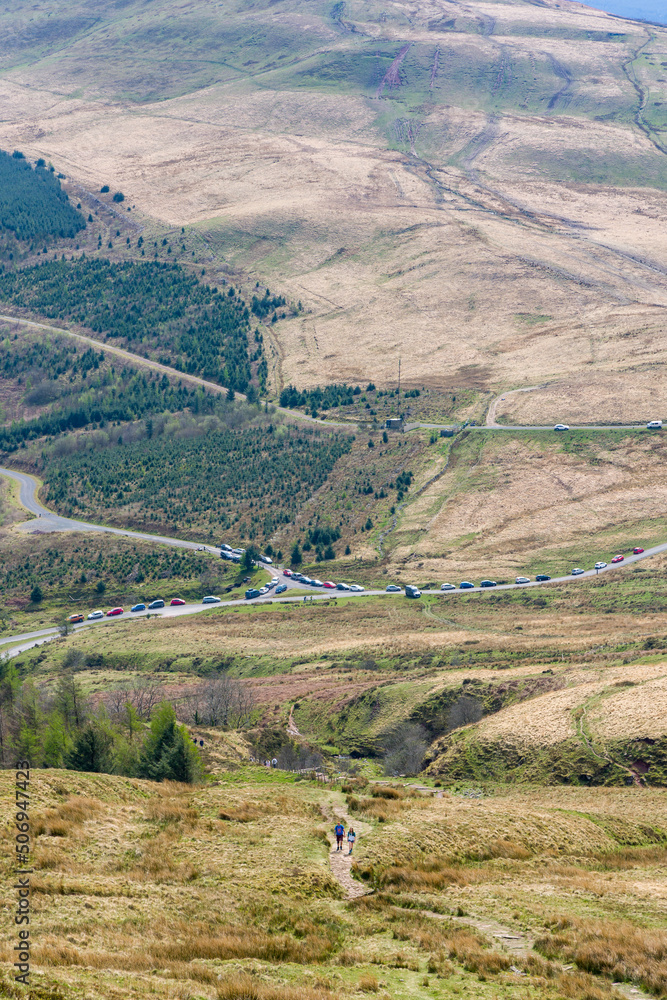Obraz premium Hiking trail on Blaen-y-Glyn and parked cars in the Brecon Beacons, Wales