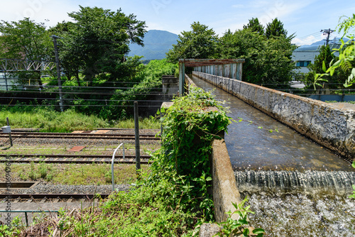 鉄道を越える水路橋