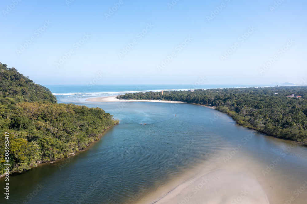 vista aérea do Rio Guaratuba desembocando na praia formando um lindo cenário 