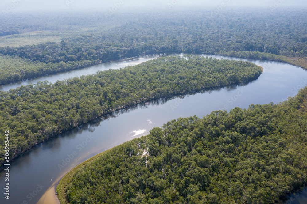 vista aérea do Pantanal com o Rio cortando a floresta tropical 