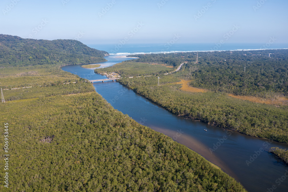 Fototapeta premium vista aérea do Rio Guaratuba desembocando na praia formando um lindo cenário 