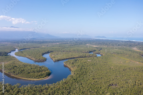 vista aérea da floresta tropical incluindo um rio e montanhas 