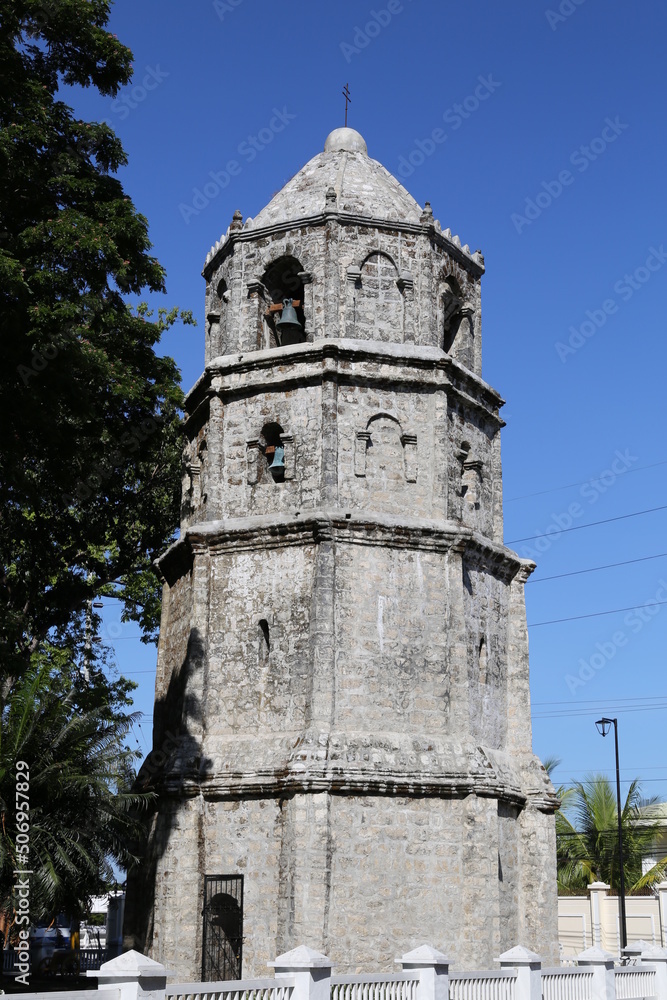 Der Kirchturm von der St. Wilhelm der Einsiedler Kirche in Magsingal, Provinz Ilocos Süd, Philippinen