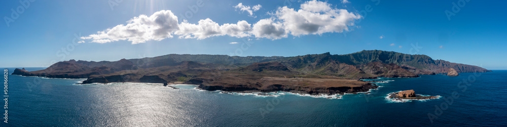 panoramique de l'île de UA HUKA dans l'archipel des marquises en polynésie francaise par beau temps 