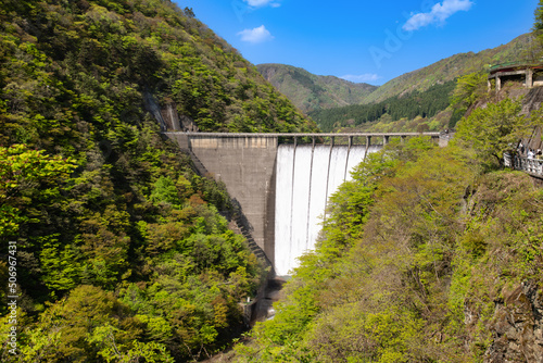 日本　鳴子ダムの観光すだれ放流