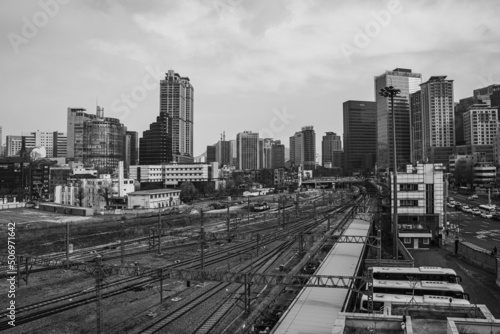 서울역 근처의 철로 사진과 도심