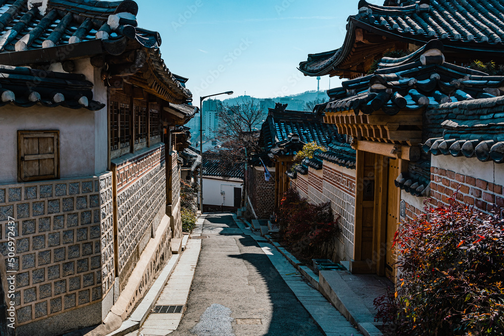 Naklejka premium 전통가옥으로 이루어진 서울의 오래된 마을