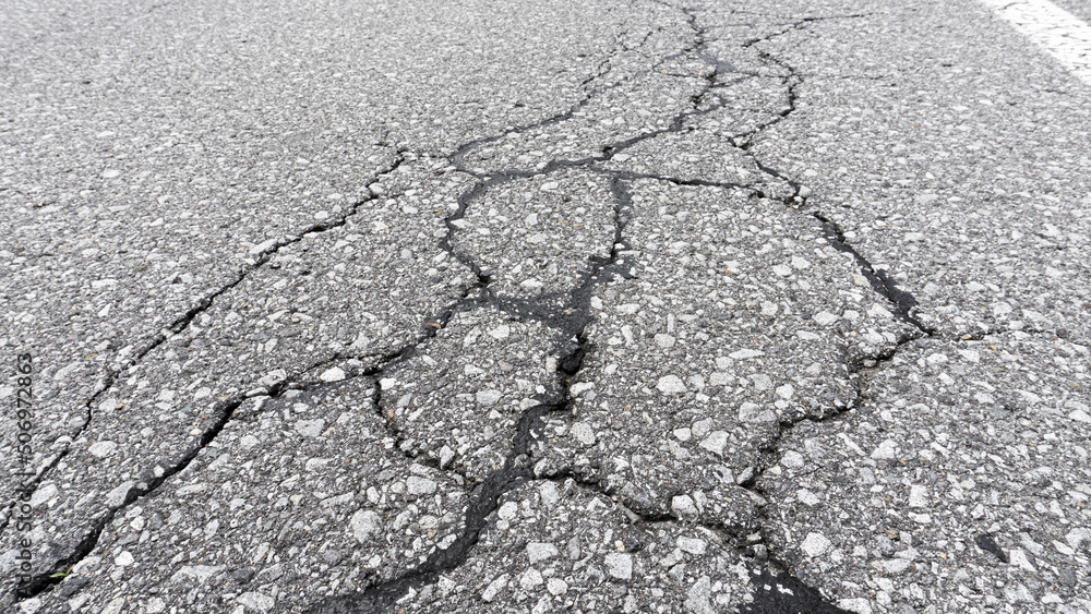 Obraz premium ひび割れたアスファルトの道路
