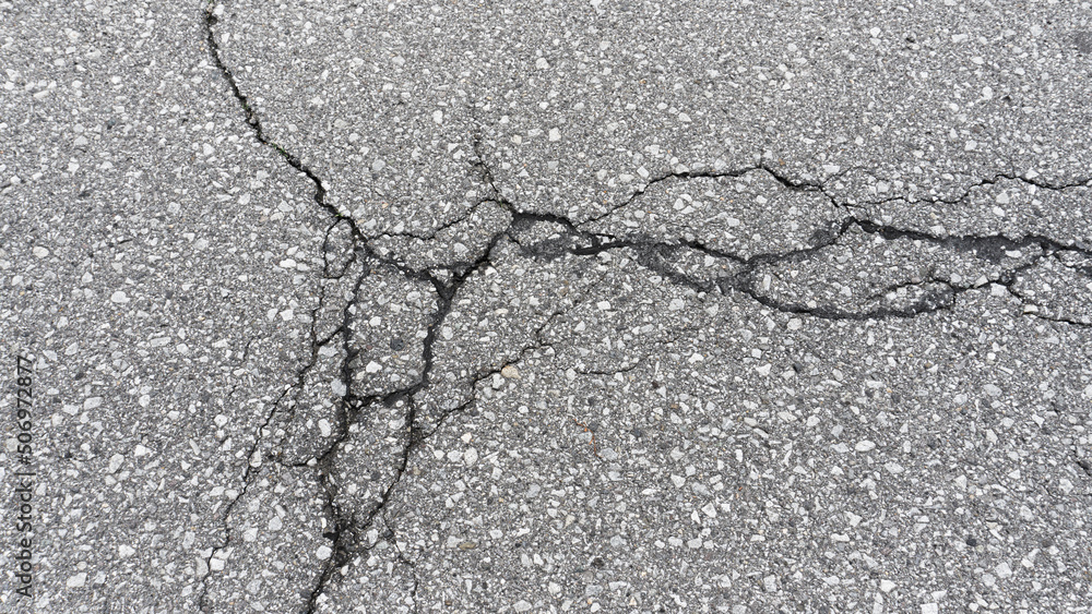 Obraz premium ひび割れたアスファルトの道路