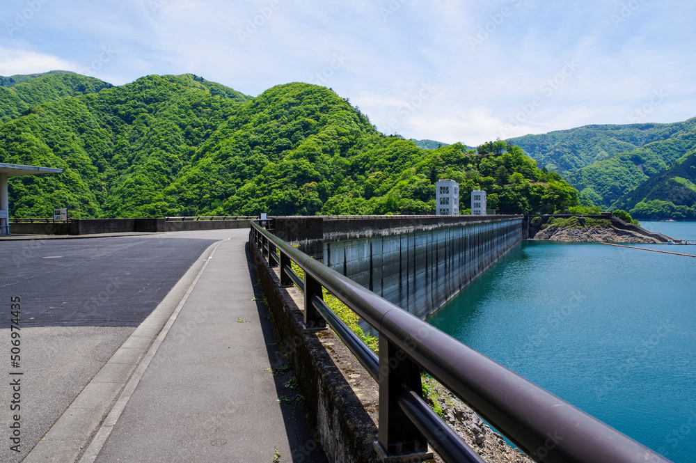 小河内ダムの上を横断する道路