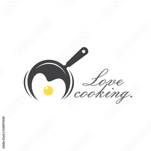 Pan with heart icon. Love cooking logo, vector logo template. Kitchen tools. Food icon. Food logo.