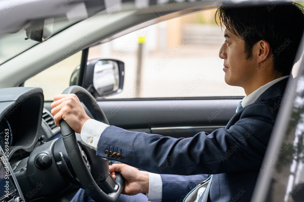 車を運転する男性 ビジネスマン カーシェア 車を運転する男性 ビジネスマン カーシェア
